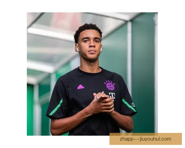 拜仁官方宣布穆西亚拉因臀部伤势退出德国国家队并回归俱乐部治疗