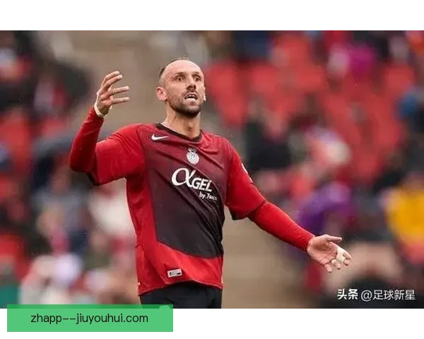 穆里奇在锋线担当核心支点作用展现强大威胁